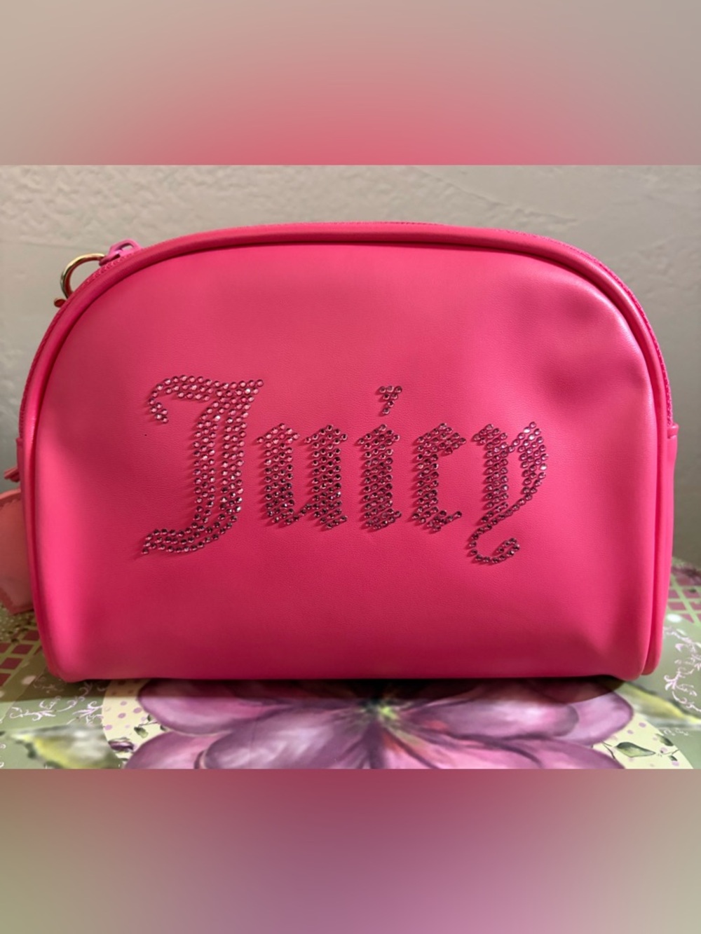 Juicy Couture Hot Pink Makeup Bag w/2 Pink Beauty Sponges & 4 Lip Glosses - Picture 2 of 7